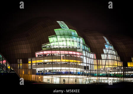 Der Salbei Gebäude auf dem Newcastle upon Tyne Kai in der Nacht. Stockfoto