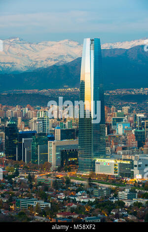 Region Metropolitana, Santiago, Chile - 01. Juni 2013: Panoramablick auf Providencia und Las Condes Bezirke mit Costanera Center Wolkenkratzer und Los Stockfoto