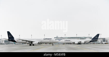 Lufthansa neue Lackierung, Neues Branding, Boeing B 747-800, Airbus, A321, Kiss, Nase an Nase, Winter, Schnee, Terminal 1, Terminal 2, Turm, Flughafen München, Stockfoto