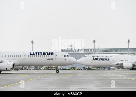 Lufthansa neue Lackierung, Neues Branding, Boeing B 747-800, Airbus, A321, Kiss, Nase an Nase, Winter, Schnee, Terminal 1, Terminal 2, Turm, Flughafen München, Stockfoto