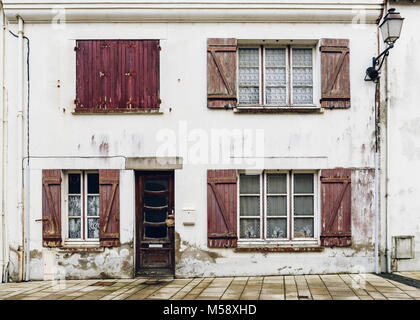 Verfallenen Haus Fassade in der Bretagne, Frankreich Stockfoto