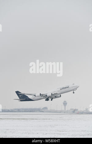 Lufthansa neue Lackierung, Neues Branding, Boeing B 747-800, Airbus, A321, Kiss, Nase an Nase, Winter, Schnee, Terminal 1, Terminal 2, Turm, Flughafen München, Stockfoto