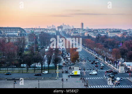 PARIS, Frankreich, ca. Dezember 2016: Place de la Concorde und die Champs-Elysées Luftaufnahme vom Riesenrad bei Sonnenuntergang. Stockfoto