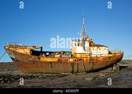 Rusty belgischen Trawler Vita Nova aufgegeben am Strand, Roa Island, Cumbria, England Großbritannien Stockfoto