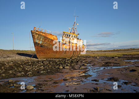 Rusty belgischen Trawler Vita Nova aufgegeben am Strand, Roa Island, Cumbria, England Großbritannien Stockfoto