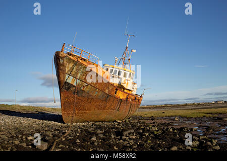 Rusty belgischen Trawler Vita Nova aufgegeben am Strand, Roa Island, Cumbria, England Großbritannien Stockfoto