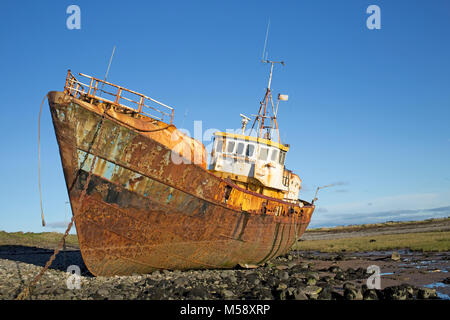 Rusty belgischen Trawler Vita Nova aufgegeben am Strand, Roa Island, Cumbria, England Großbritannien Stockfoto