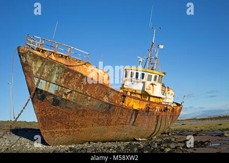 Rusty belgischen Trawler Vita Nova aufgegeben am Strand, Roa Island, Cumbria, England Großbritannien Stockfoto