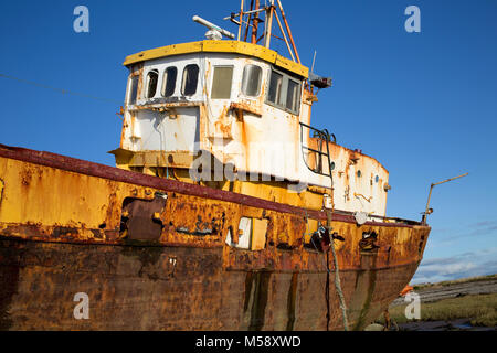 Rusty belgischen Trawler Vita Nova aufgegeben am Strand, Roa Island, Cumbria, England Großbritannien Stockfoto