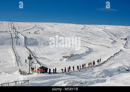 Wintersportler genießen Sie gute Schnee Bucht auf der Lecht ski Anlage ordentlich Tomintoul oben Corgarff im oberen Donside, Grampian Region. Schottland. Stockfoto