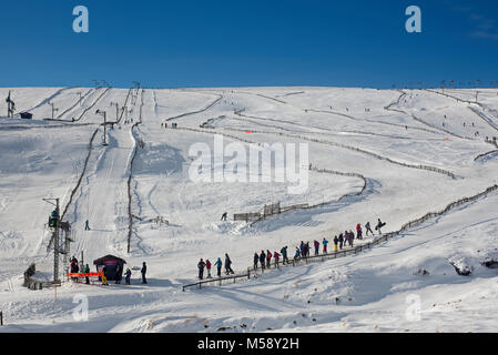 Wintersportler genießen Sie gute Schnee Bucht auf der Lecht ski Anlage ordentlich Tomintoul oben Corgarff im oberen Donside, Grampian Region. Schottland. Stockfoto