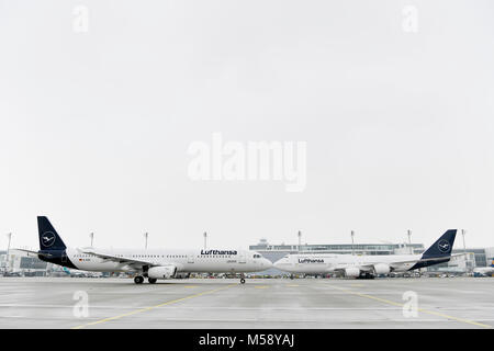 Lufthansa neue Lackierung, Neues Branding, Boeing B 747-800, Airbus, A321, Kiss, Nase an Nase, Winter, Schnee, Terminal 1, Terminal 2, Turm, Flughafen München, Stockfoto