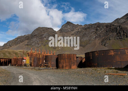 Britisches Territorium, South Georgia. Historischen Walfang Beilegung von grytviken. Alte wal Verarbeitungsbetrieb und der Wal Öltanks. Stockfoto