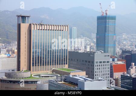 KOBE, Japan - 24 April 2012: Luftaufnahme der Stadt in Kobe, Japan. 1,55 Millionen Menschen leben in dieser 5. größte Stadt in Japan. Stockfoto