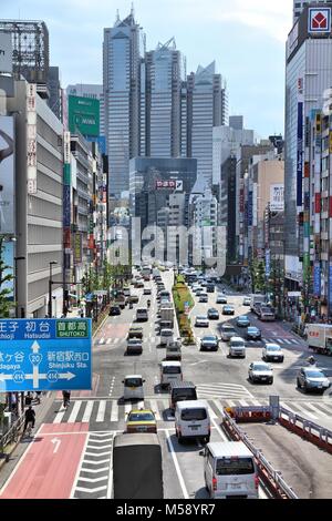 TOKYO, Japan - 11. MAI 2012: Leute fahren in Shinjuku, Tokyo. Shinjuku ist einer der belebtesten Stadtteile von Tokio, mit vielen International Corp. Stockfoto