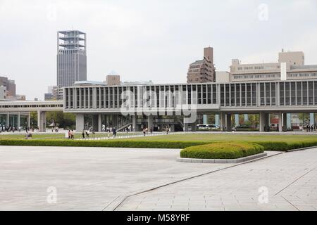 HIROSHIMA, Japan - 21 April, 2012: die Menschen besuchen Peace Memorial Museum Hiroshima, Japan. Es informiert die Menschen über die berüchtigten Atombombe und wa Stockfoto