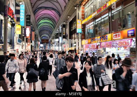 HIROSHIMA, Japan - 21. APRIL 2012: Leute shop in einem überdachten Ort Straße in Hiroshima, Japan. Hiroshima ist die größte Stadt der Region Chugoku mit 1.17 Stockfoto