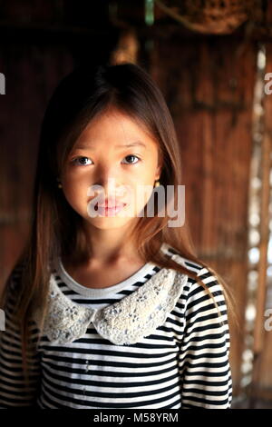 LUANG NAMTHA, LAOS - Oktober 06, 2015: Lokale kommen Besuche durch Touristen aus Neugier auf Oktober 06, Luang Namtha, Laos zu erhalten. Stockfoto