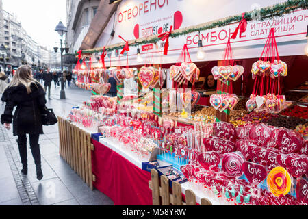 Süßwaren stand, winter Markt in Belgrad, Serbien Stockfoto