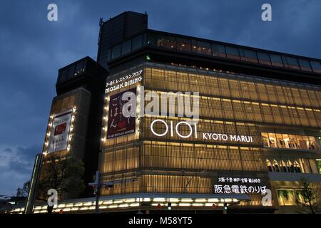 KYOTO, Japan - 19. APRIL 2012: marui Kaufhaus in Kyoto, Japan. Kyoto ist die ehemalige Hauptstadt von Japan, derzeit bevölkerungsreichste Stadt der 6. Stockfoto