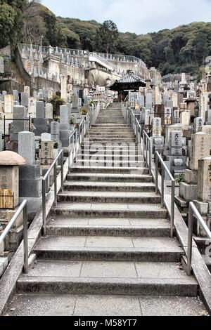 KYOTO, Japan - 19. APRIL 2012: Higashi Otani Friedhof in Kyoto, Japan. Es besteht seit 1671 und ist einer der bedeutendsten Friedhöfe in Japan. Stockfoto