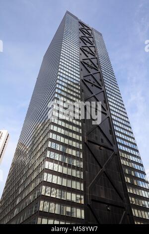 TOKYO, Japan - 11. MAI 2012: Shinjuku Mitsui Gebäude in Tokyo. Der 225 Meter hohe Wolkenkratzer ist Mitsui Fudosan Corporation. Stockfoto