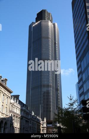 LONDON - 13. Mai: Turm 42 Gebäude am 13. Mai 2012 in London. Es wurde 1980 erbaut und ist die 2.-höchste Wolkenkratzer in der City von London (183 m hoch) Stockfoto