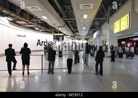 LONDON - 13. Mai: Reisende am Flughafen Heathrow am 13. Mai in London 2012. Heathrow ist der weltweit verkehrsreichsten Flughäfen, die von internationalen Reisenden. Stockfoto