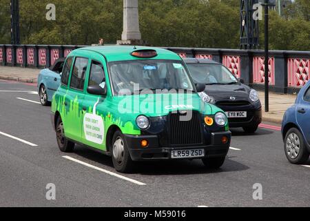 LONDON - 13. Mai: Taxi fährt am 13. Mai 2012 in London. Ab 2012 gab es 24.000 lizenzierte Taxis in London. Stockfoto