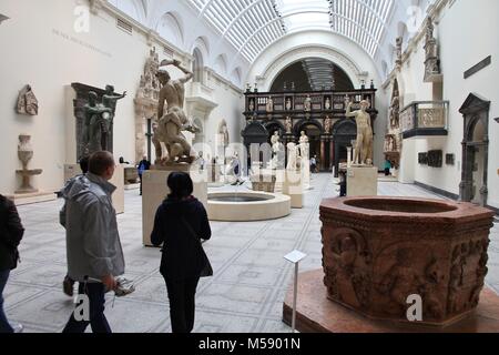 LONDON - 14. Mai: Besucher bewundern die Kunst des Mittelalters und der Renaissance im Victoria und Albert Museum am 14. Mai 2012 in London. Mit mehr als 2.2 Mio. Hauptversammlung Stockfoto