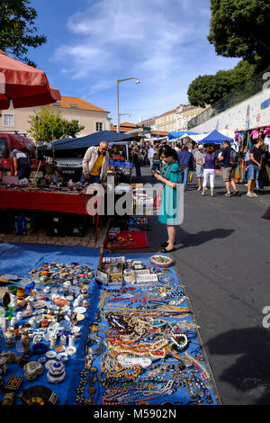 Feira da ladra Flohmarkt am Dienstag und Samstag in Alfama, Lissabon, Portugal Stockfoto