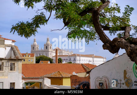 Gassen der Alfama Viertel mit Sao Vicente de Fora, Lissabon, Portugal Stockfoto