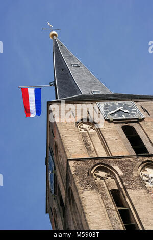 Dutch National Flag am Kirchturm der Bovenkerk in der Stadt Kampen, Niederlande. Stockfoto