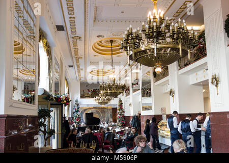 Gäste im historischen Café Moskva in Belgrad, Serbien Stockfoto