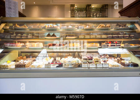 Gebäck und Kuchen im Cafe Moskva in Belgrad Stockfoto