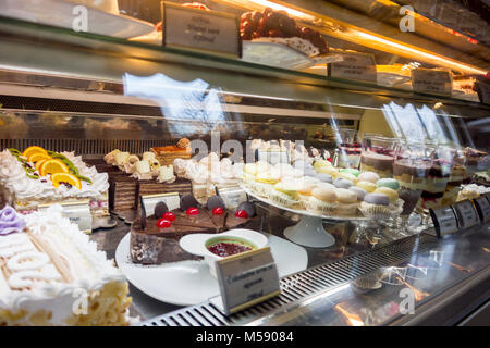 Gebäck und Kuchen im Cafe Moskva in Belgrad Stockfoto