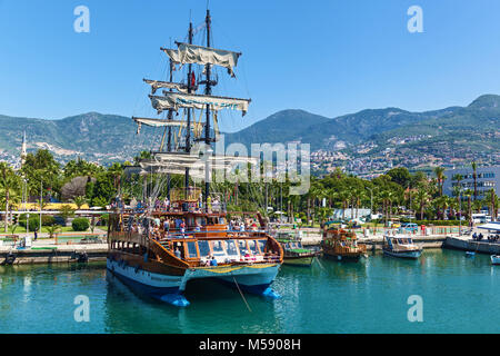 Pirate Ausflugsboote im Hafen von Alanya. Stockfoto