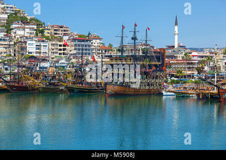 Pirate Ausflugsboote im Hafen von Alanya. Stockfoto