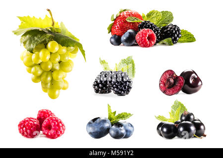 Collage mit verschiedenen frischen Trauben und Beeren isoliert auf weißem Stockfoto