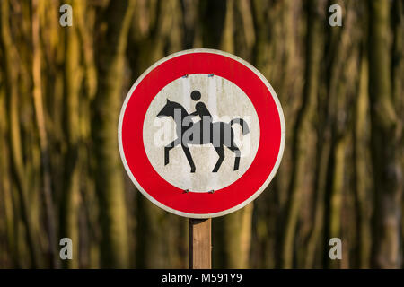 Zeichen: Keine Reitweg, mit einer Reihe von Bäumen im Hintergrund, an der Saarner Mark, Mülheim an der Ruhr, Nordrhein-Westfalen, Deutschland Stockfoto