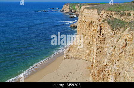 Klippen entlang der Küste nördlich von Santa Cruz, Kalifornien Stockfoto