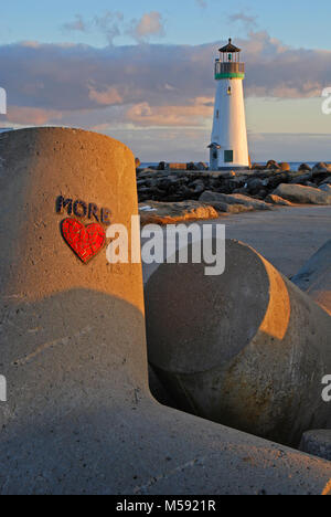 Leuchtturm bei Santa Cruz Hafen an der Küste von Kalifornien Stockfoto