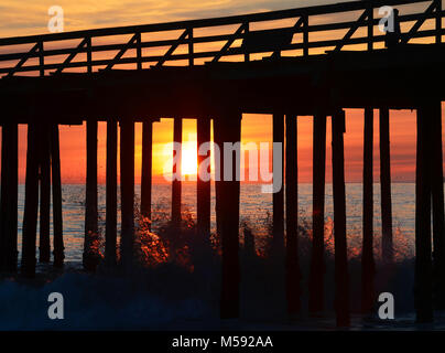 Sonnenuntergang bei Seacliff Strand in Aptos, Kalifornien Stockfoto