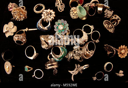 Gold Ringe und Schmuck bereit verkauft zu werden. Stockfoto
