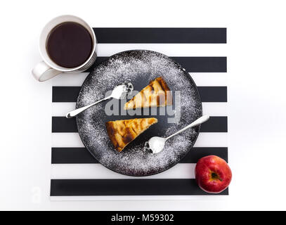 Ein Apple Pie Shot von oben, die Löffel sind wie ein Schädel geprägt. Stockfoto