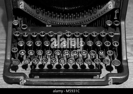 Alte Schreibmaschine von vorne fotografiert, sehen Sie die Buchstaben-Tasten. Stockfoto
