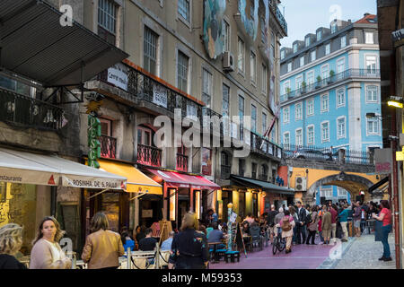 Rua Nova do Carvalho oder die Rosa Straße in Cais do Sodré, Lissabon, Portugal Stockfoto