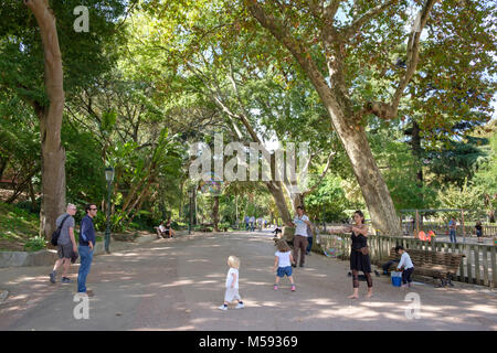 Familie in Jardim da Estrela, Barrio Alto, Lissabon, Portugal spielen Stockfoto