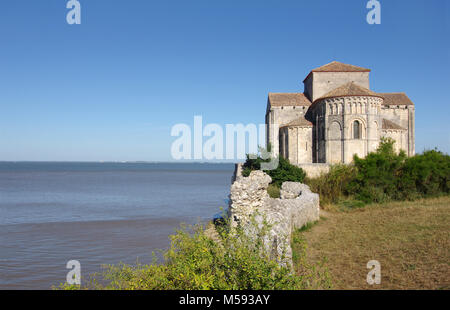 Sainte Radegonde Kirche liegt im Südwesten von Frankreich entfernt. Es bietet einen Blick auf die Mündung der Gironde Stockfoto