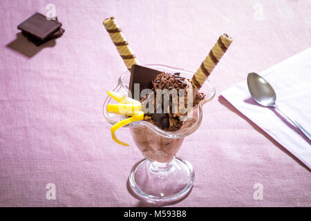 Dekorierte Schokolade Eis in ein Glas jorum Stockfoto